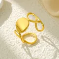 Eleganter vergoldeter Edelstahlring mit unregelmäßigem ovalem Design auf strukturiertem Stein - Gj045 - Gold