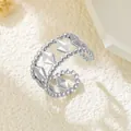 Eleganter silberfarbener Edelstahlring mit Rautenmuster und Perlenrand, größenverstellbar. - Gj047 - Stahlfarbe