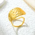 Eleganter gehämmerter goldener Edelstahlring mit einzigartiger unregelmäßiger Textur - Gj054 - Gold