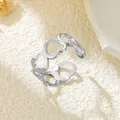 Eleganter minimalistischer offener Ring aus Edelstahl mit hohlem Herzmuster in Silber - Gj057 - Stahlfarbe