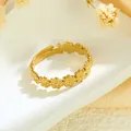 Eleganter, vergoldeter Edelstahlring, verstellbar mit einem filigranen Blumenmuster - Gj065 - Gold