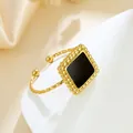 Eleganter quadratischer schwarzer Emaille-Ring mit Goldrand und gedrehtem Band. - Gj082 - Gold