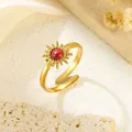 Eleganter goldener Edelstahlring im Sonnendesign mit rotem Stein, größenverstellbar - Gj083 - Gold