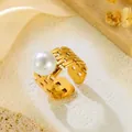 Goldener Edelstahlring mit Herz-Ausschnitten und einem großen weißen Perlen-Ornament - Gj089 - Gold