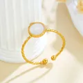 Eleganter vergoldeter Edelstahlring mit gedrehter Schiene und rundem weißem Inlay - Gj093 – Gold Und Weiß