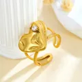 Eleganter goldbeschichteter Edelstahlring mit unregelmäßigem Herz und Kristalleinlage - Gj097 - Gold