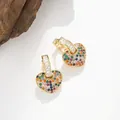 Dettaglio ravvicinato degli orecchini a cuore con cristalli di zirconia colorati pavé - Orecchini Cuore con Strass Colorati