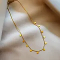 Elegante collana in acciaio al titanio placcato oro 18 carati con ciondoli a quadrifoglio. - Oro - Collana con 11 Quadrifogli