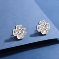 Detailansicht von vierblättrigen Kleeblatt-Ohrsteckern mit Kristallen in Silber - Platin