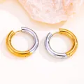 Vue détaillée des créoles bicolores en acier titane doré et argenté minimalistes - Rond / 12mm / Bicolore Or et Argent