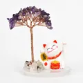 Handgemaakte amethist kristallen geldboom met een Maneki-neko gelukskat op heldere basis - Amethist