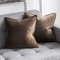 Twee luxe chocoladebruine fluwelen kussenhoezen met afgebiesde randen op grijze bank - Donkere Koffie / 30x50cm