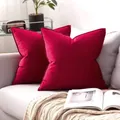Luxe rode fluwelen kussenhoes met elegante afgebiesde randen voor op de bank - Rood