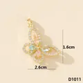 Elegante ciondolo a farfalla con micro-pavé di zirconi, dimensioni 1,6 cm x 2,6 cm. - Farfalla (D5002JC)