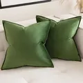 Set van twee luxe donkergroene fluwelen kussenslopen met decoratieve paspelranden - Appelgroen