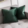 Donkergroene fluwelen kussenhoes met elegante decoratieve flensranden voor bank. - Donker Inktgroen