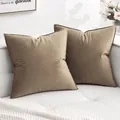 Luxe set van twee taupe fluwelen kussenhoezen met elegante biesranden voor op de bank - Lichte Koffie