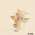 Ciondolo croce in zircone colorato finitura oro, dimensioni 3,1x1,8 cm per collane. - Croce (D1036)