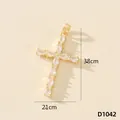 Elegante pendente a croce in oro con zirconi micro-intarsiati, 3,8 cm per 2,1 cm. - Croce (D1042)