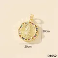 Pendente tondo in oro della Vergine Maria con pietre colorate e cuori, misura 2,0 cm. - Vergine Maria (D1052)
