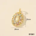 Pendaglio ovale della Vergine Maria placcato oro con pietre di zirconia cubica colorate - Vergine Maria (D1061)