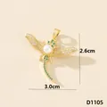Elegante ciondolo a libellula dorata con zirconi verdi e perla bianca, size 3x2.6cm. - Libellula (D1105)