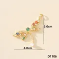 Squisito ciondolo a forma di libellula dorata con zirconi colorati e perla bianca - Libellula (D1106)