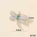 Ciondolo libellula dettagliato con pietre preziose verdi e micro-pave di zirconi - Libellula (D1107)