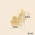 Vista dettagliata di un ciondolo a serpente in zircone dorato con misure 3,0cm x 1,5cm - Serpente (D1137)
