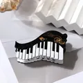 Detailansicht der klavierförmigen Haarspange aus Acetat mit schönen Musiknotenmotiven - Klavier Nr. 1 (97 X 5 Cm 30 G)