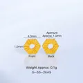 Gros plan détaillé montrant l'avant et l'arrière de la perle d'espacement dorée - Espaceur Flocon de Neige Hexagonal 4mm (G-55-26) / 1 Pièce / Or