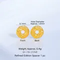 Vue macro détaillée d'une perle d'espacement à motif floral doré de 6,1 mm, trou 1,5 mm - Espaceur Nuage de Bonne Fortune 6mm (G-18-27) / 1 Pièce / Or