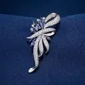 Elegante spilla a fiocco con cristalli marquise blu e un ricco pavé di pietre bianche. - Stile Fiore di Nastro Blu / Blu