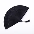 Éventail pliant noir de style chinois avec pompon pour la danse et la décoration. - Face Satinée Noire Ajourée Type S