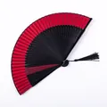 Éventail pliant chinois traditionnel élégant avec tissu rouge et côtes laquées noires - Type A Ajouré en Forme de S Face Rouge