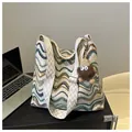 Bohemien gebreide draagtas met grote capaciteit, kleurrijk golfpatroon en brede schouderriem - Met Hanger / Wit