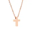 Close-up van een gepolijste roségouden roestvrijstalen kruis hanger ketting - Roségoud