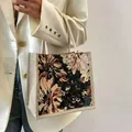 Bolso tote elegante para mujer con un estampado floral vintage y asas de cuerda blanca - Estilo de Cremallera Negra