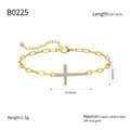 Primer plano del brazalete de clip bañado en oro de 14K con cruz de circonitas - Estilo De Cadena De Clip De Cruz Dorada (B0225)