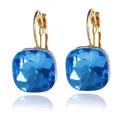 Nahaufnahme von quadratischen blauen Kristallohrringen mit goldenen Haken. - 0077 Blau