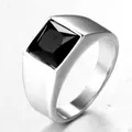 Anillo de sello para hombre en acero titanio con banda plateada y piedra negra cuadrada. - Color Acero Circón Negro / Talla 7