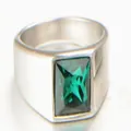 Anillo de acero de titanio plateado para hombre con una gran piedra preciosa verde rectangular - Plata con circón verde / Talla 7