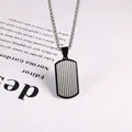 Détail d'un collier pour homme en acier inoxydable avec motif rayé vertical - Pendentif avec Chaîne de Blé