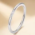 Bague minimaliste en acier inoxydable argenté avec trois pierres de zircone étincelantes - Acier Couleur 10-c-7 Un Diamant De 1 Mm / Taille 5