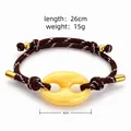 Vue détaillée du bracelet en corde tressée avec breloque en acrylique jaune - Brun Foncé