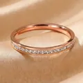Bague d'éternité élégante en acier inoxydable rose doré avec cristaux sur satin beige - Taille 6 / Style Strass Pavé (38-D-3) / Or rose