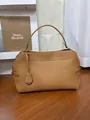 Minimalistische große braune Handtasche für den täglichen Weg zur Arbeit und Büro jetzt. - Hellbraun
