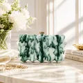 Primer plano de bolso clutch de acrílico con bordes ondulados y mármol verde y blanco - Verde