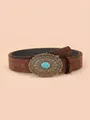 Detail van vintage bruine leren riem met sierlijke turquoise gesp en bloemenreliëf - 105cm / Donkerbruin