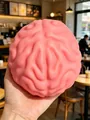 Detailaufnahme eines riesigen rosa Gehirn-Squishy-Spielzeugs zum Stressabbau. - Gehirn / Rosa